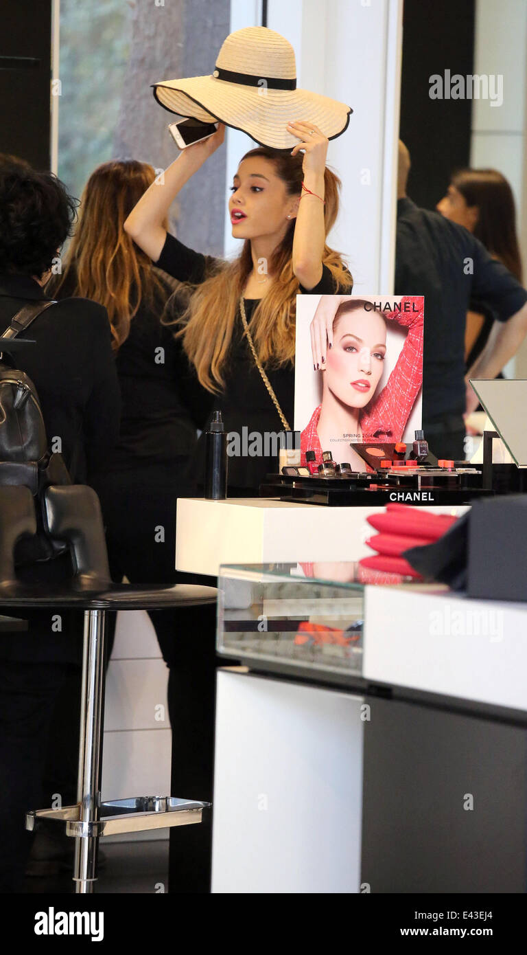 Ariana Grande shopping at Chanel Boutique on Robertson Boulevard with her  mother Joan. While inside, Grande looked at bags, brooches, and cosmetics.  Featuring: Ariana Grande Where: Los Angeles, California, United States When