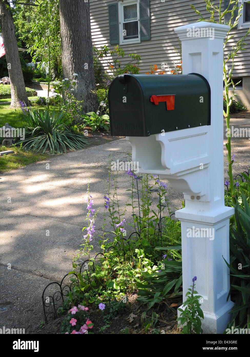 A Mailbox in the Spring Yard This new mailbox helps spruce up the