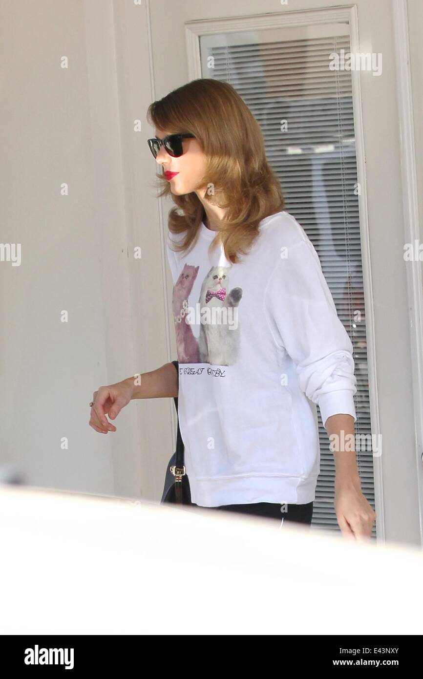 Taylor Swift wearing a cat t-shirt as she leaves a gym following a workout  Featuring: Taylor Swift Where: Los Angles, California, United States When:  20 Jan 2014 Stock Photo - Alamy