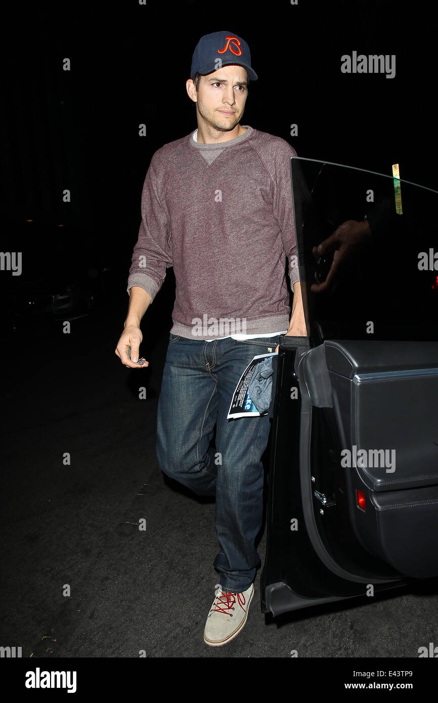 Ashton Kutcher Returns To His Car After Having Dinner With Stock Photo Alamy