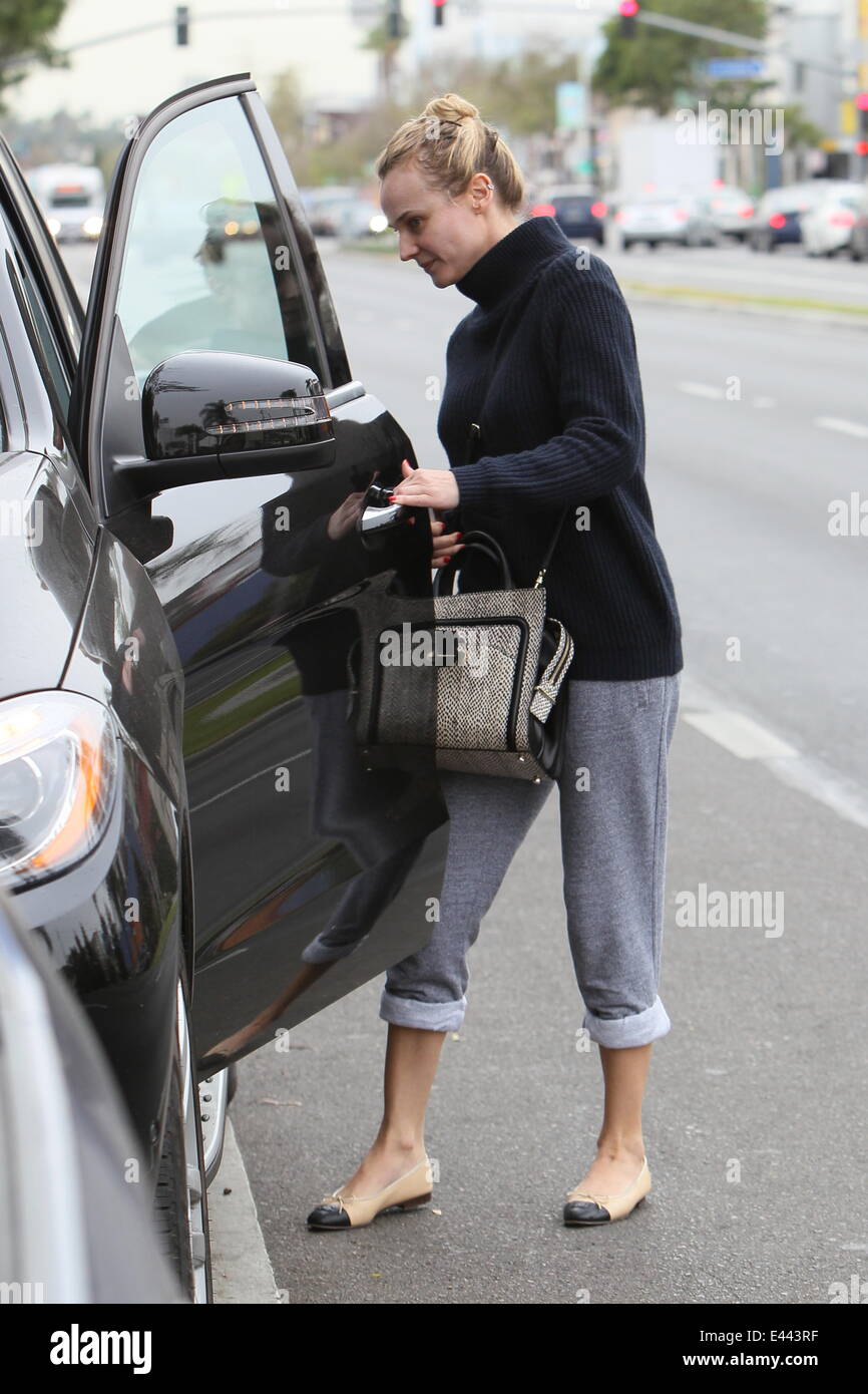 Jessica Simpson leaving the gym in Studio City, wearing large dark  sunglasses and carrying a Louis Vuitton leather bag Studio City, California  - 24.02.11 Stock Photo - Alamy