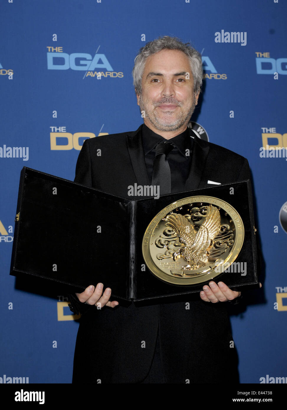 статуэтка оскар. кинематографическая премия ника. никита михалков оскар 1995. награды кинофестивалей статуэтки. оскар 2013 победители.