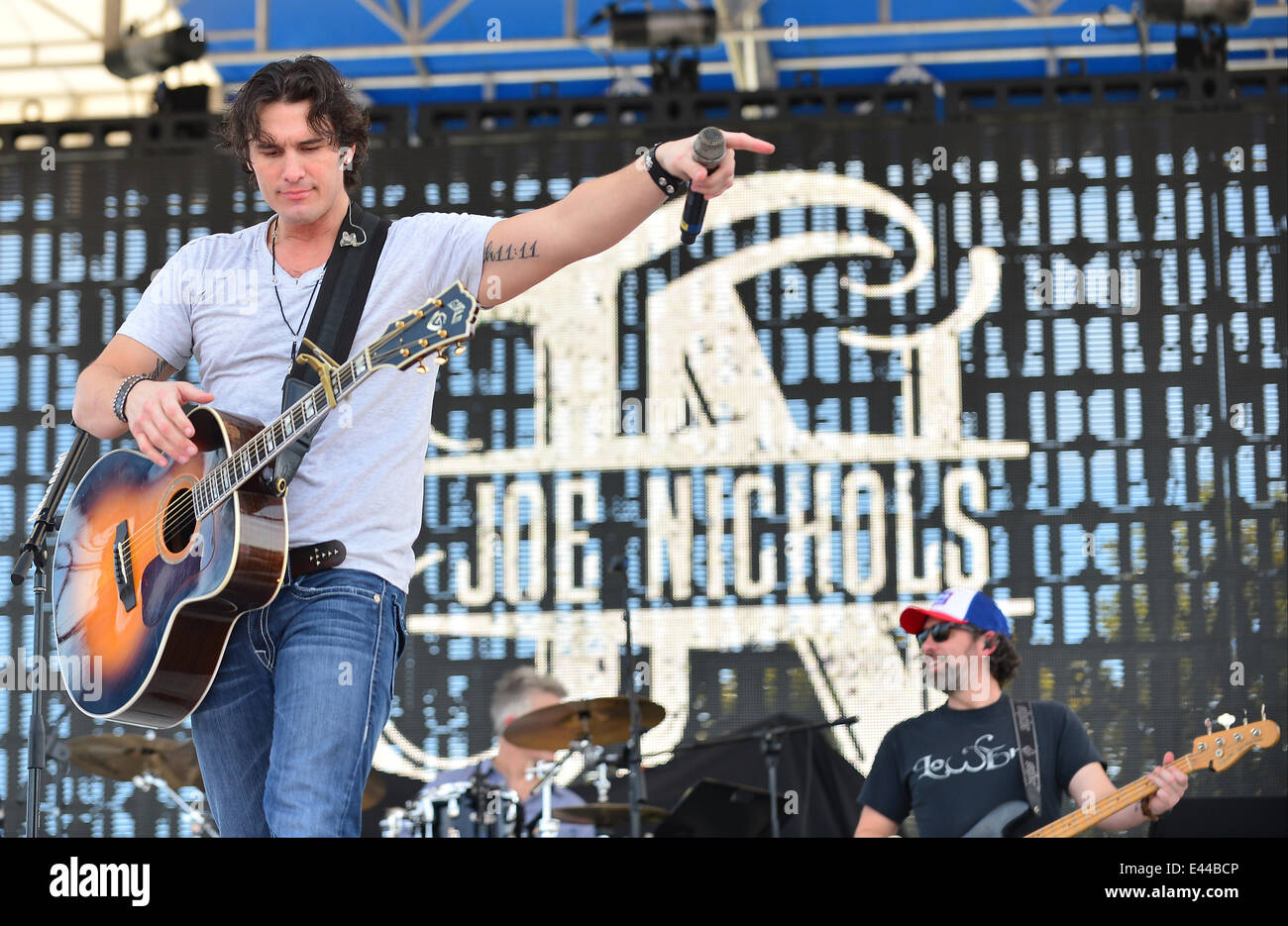 Joe Nichols performs at the Kiss Country Chili Cook Off at Pembroke