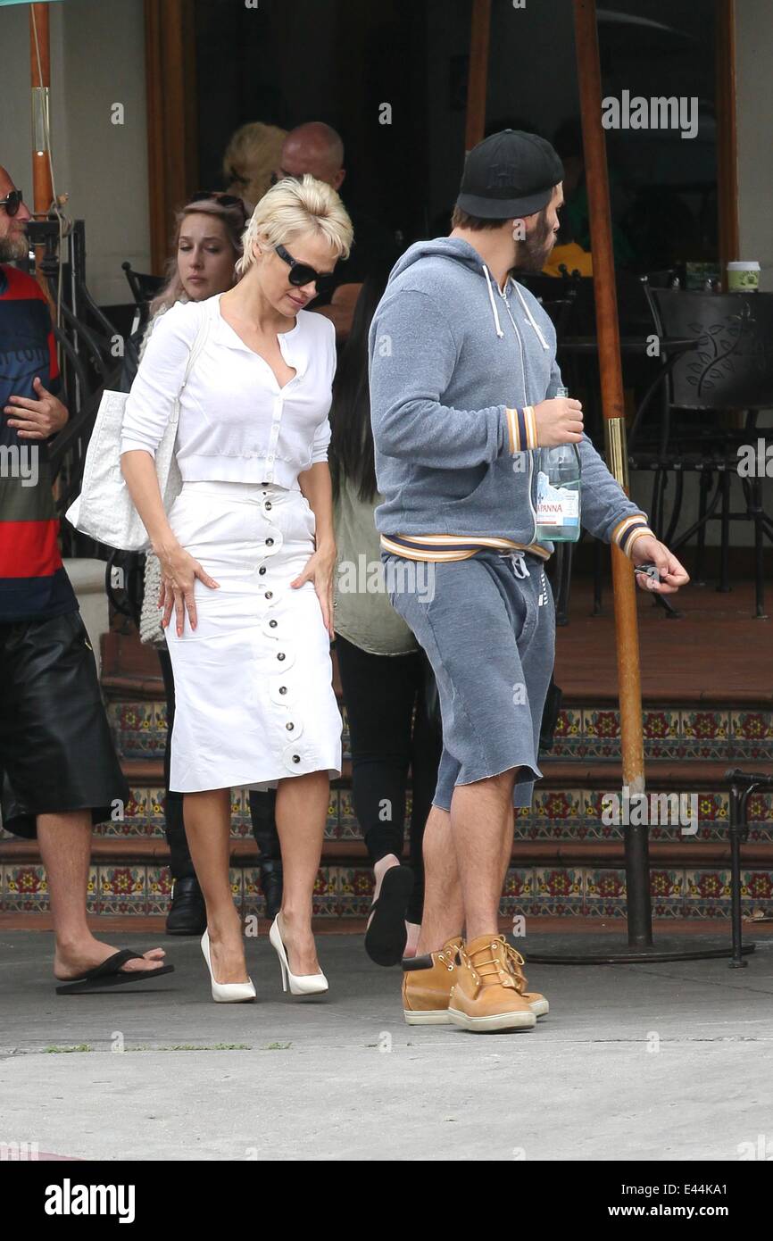 Pamela Anderson and Rick Salomon have breakfast together at Urth Cafe in  West Hollywood Featuring: Pamela Anderson,Rick Salomon Where: Los Angles,  California, United States When: 30 Jan 2014 Stock Photo - Alamy