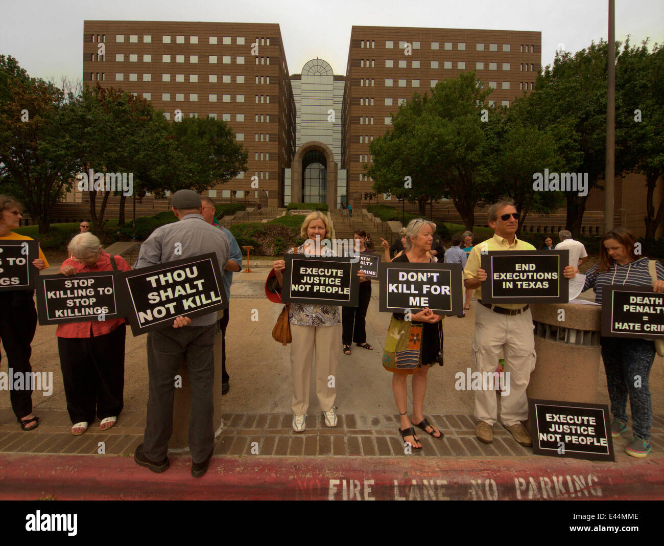 Dallas, Texas, US. 2nd July, 2014. Marking the anniversary of the 1976 U.S. Supreme Court ruling to allow the death penalty. Protesters rallied in front of the Frank Crowley Court House in Dallas. Credit:  J. G. Domke/Alamy Live News Stock Photo