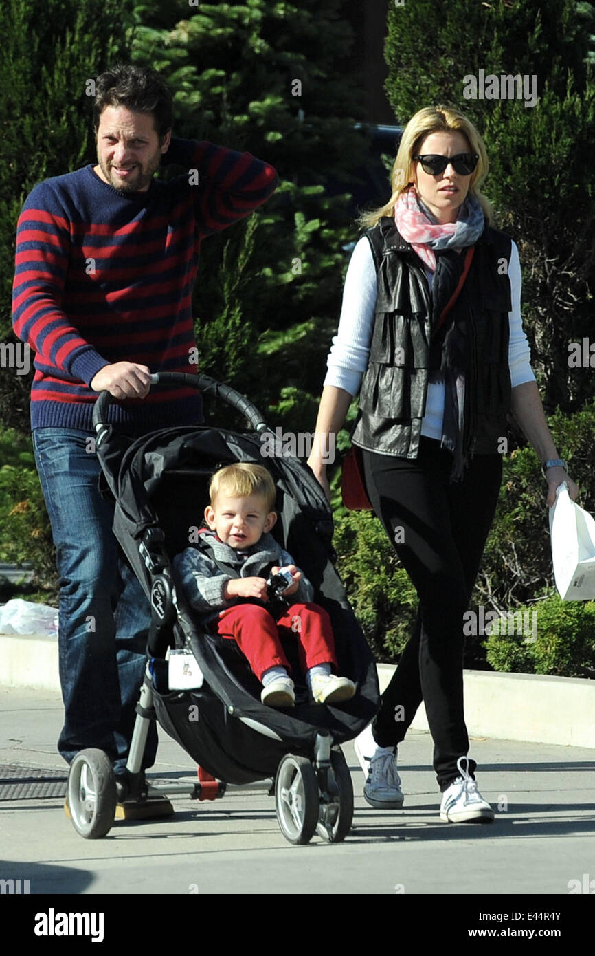 Actress Elizabeth Banks, husband Max Handelman and their son Feilx Handelman head out for a morning stroll in Studio City Los Angeles, Calfornia - 05.01.13,  Cousart/JFXimages/WENN.com  Featuring: Actress Elizabeth Banks,husband Max Handelman and their so Stock Photo