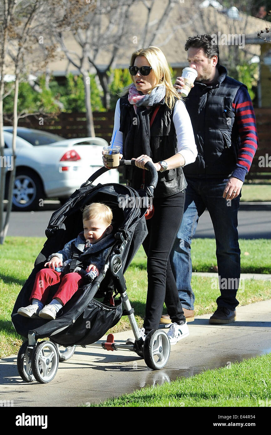 Elizabeth banks and husband max handelman hi-res stock photography and ...