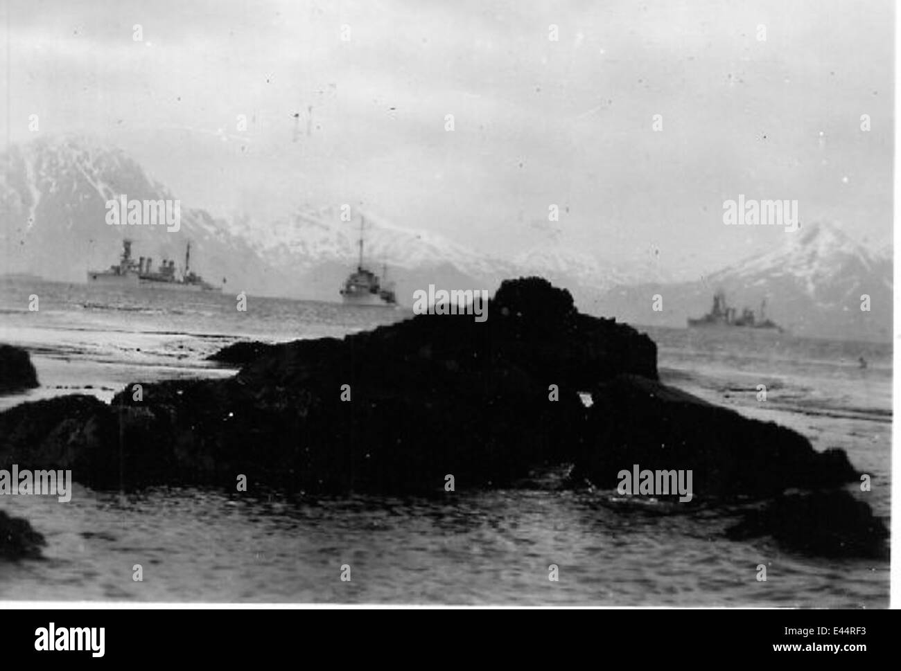 2 Cl and DD Dutch Harbor 1937 Stock Photo