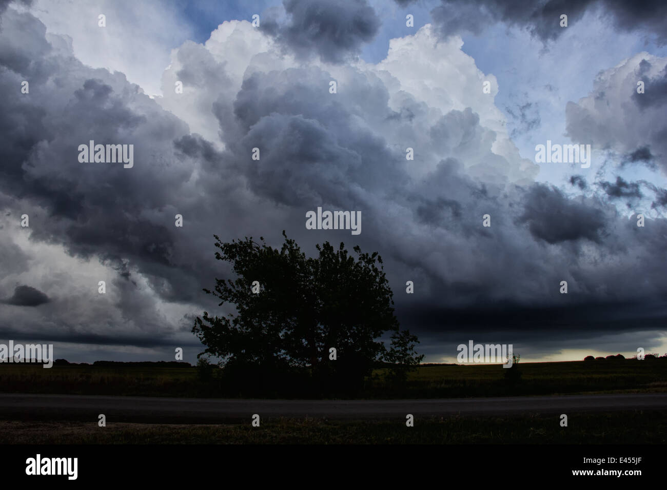 As night falls, a multicellular band of storms blows over the landscape, Pratt, Kansas, USA Stock Photo