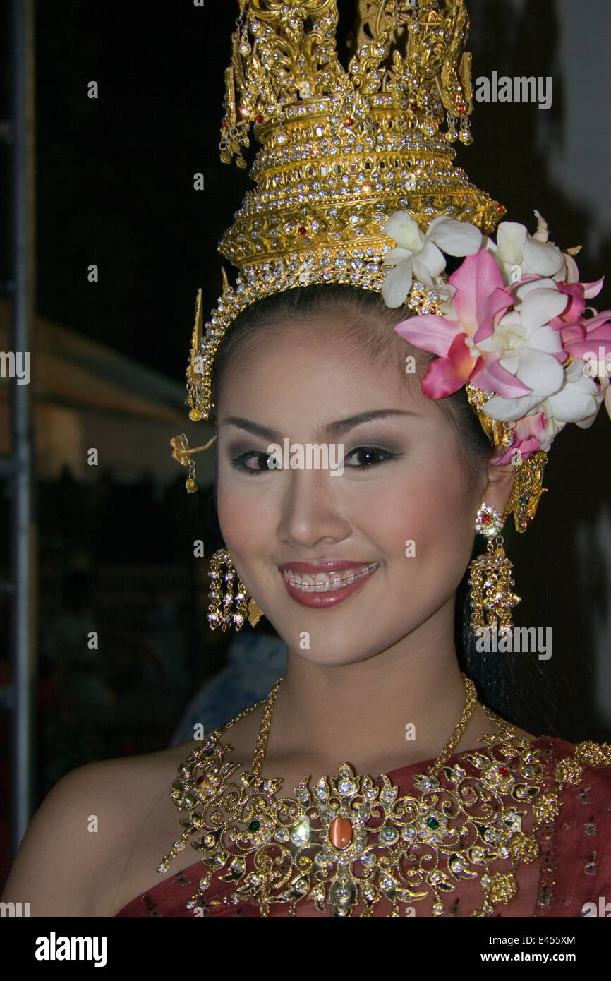A Thai Woman Wearing A Traditional Costume Is Posing For A Portrait During The Loi Krathong