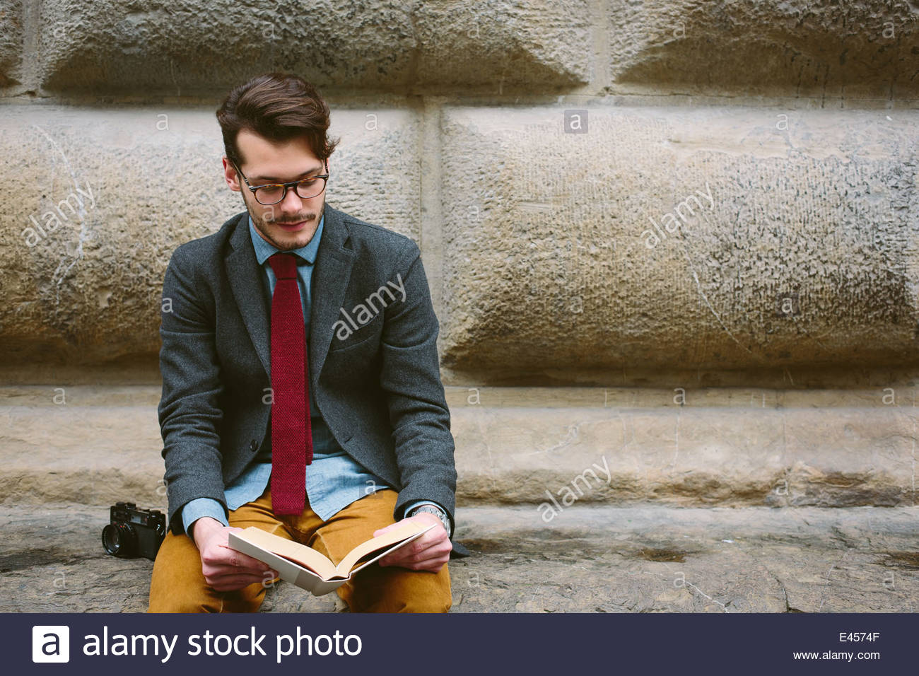 Парень с книгой. Мужчина читает. Парень читает книгу. Человек читает книгу. Читает мысли мужиков