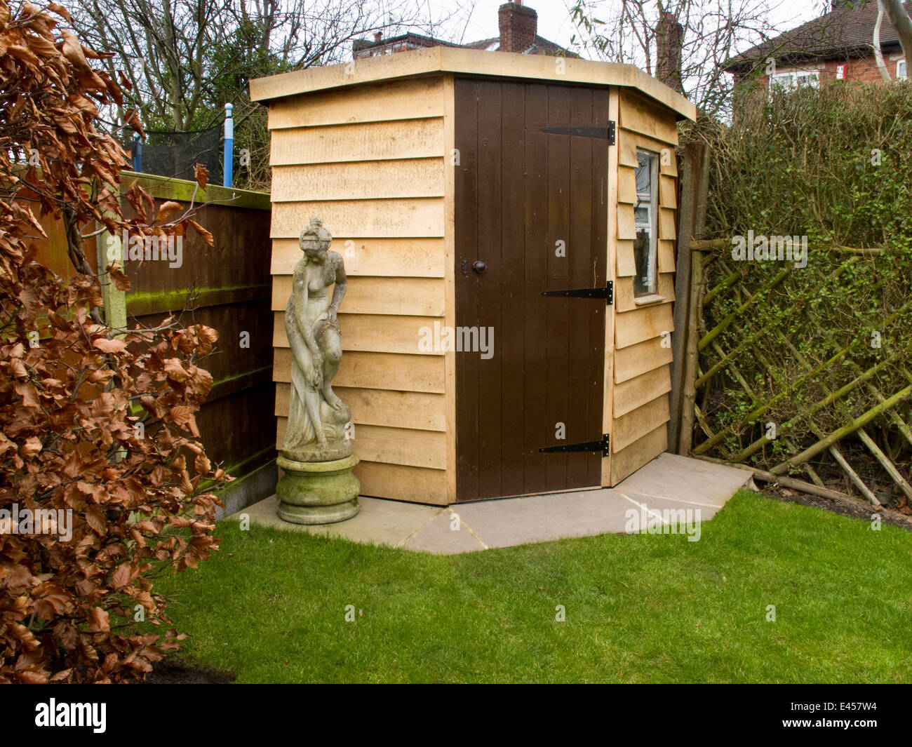 self building shed, home-made garden shed, with wooden ...