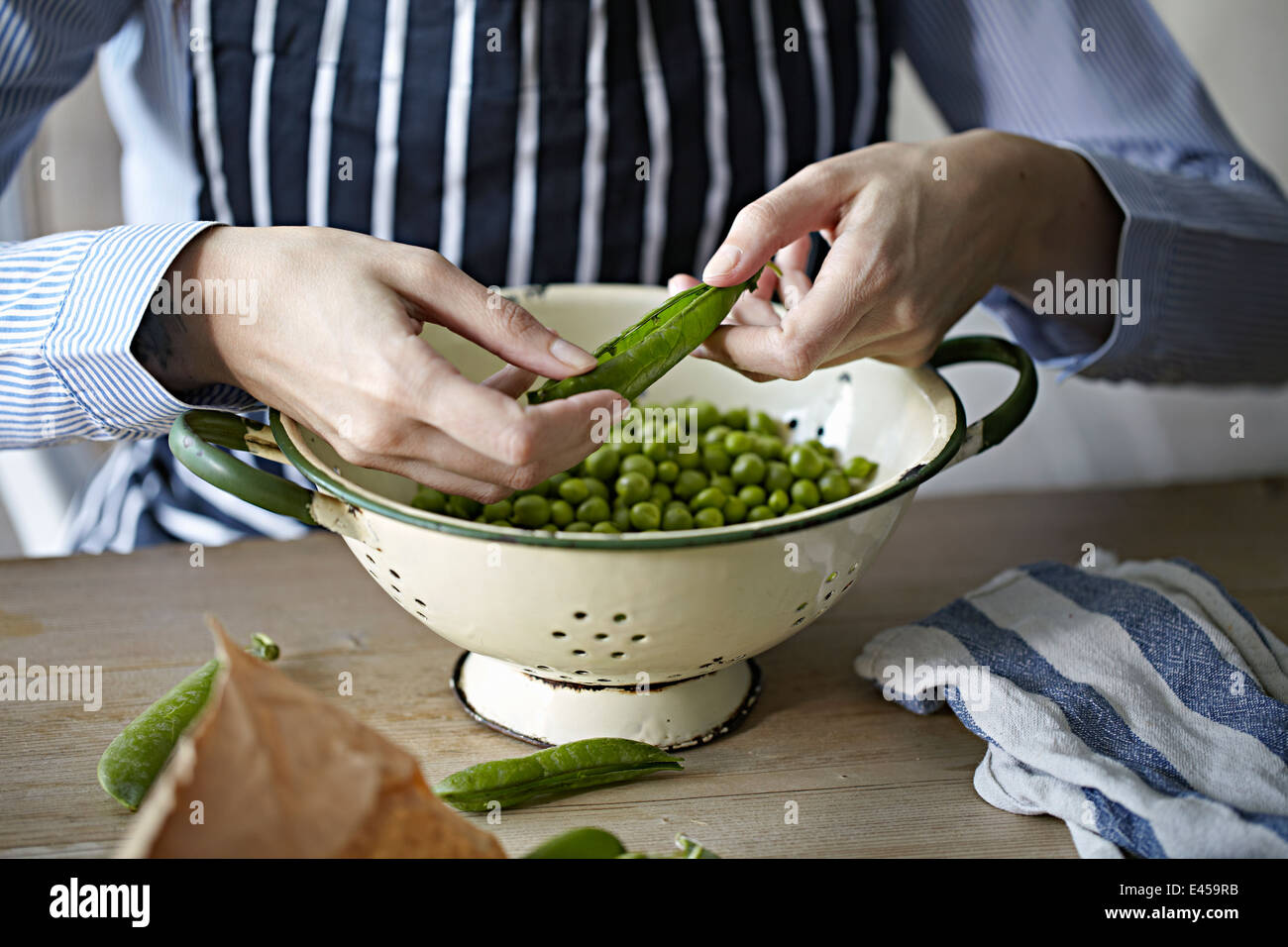 Man removing peas from pods Stock Photo Alamy