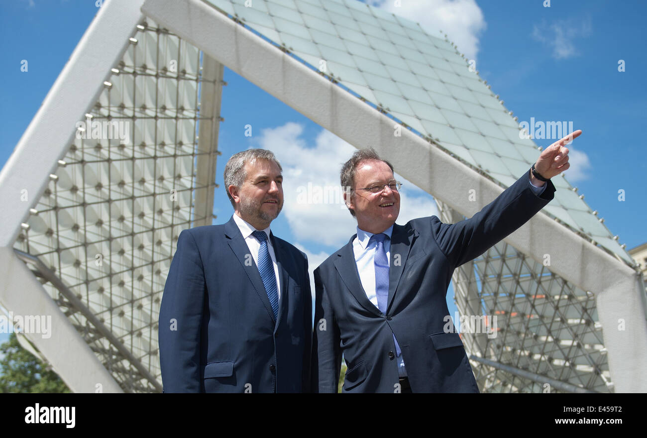 Poznan, Poland. 03rd July, 2014. President of the German Federal Council and Premier of Lower Saxony Stephan Weil (R) poses with Greater Poland Voivode Marek Wozniak at the peace fountain in Poznan, Poland, 03 July 2014. Weil is attending political talks in Warsaw in his role as Federal Council President. Photo: JOCHEN LUEBKE/dpa/Alamy Live News Stock Photo