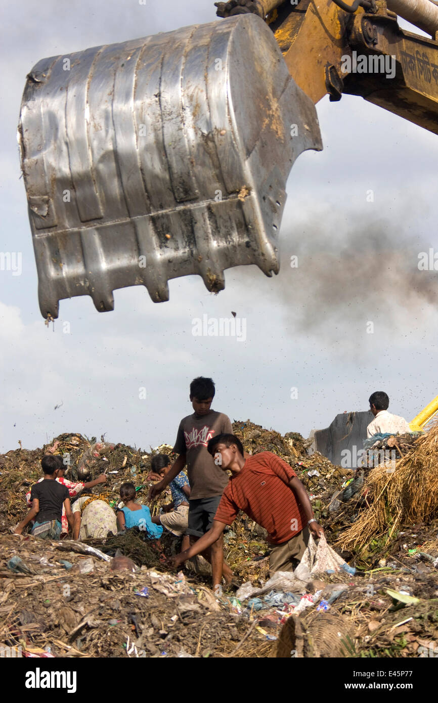 Children looking for recyclable objects in landfill site, Dhaka, Bangladesh, July 2008 Stock Photo