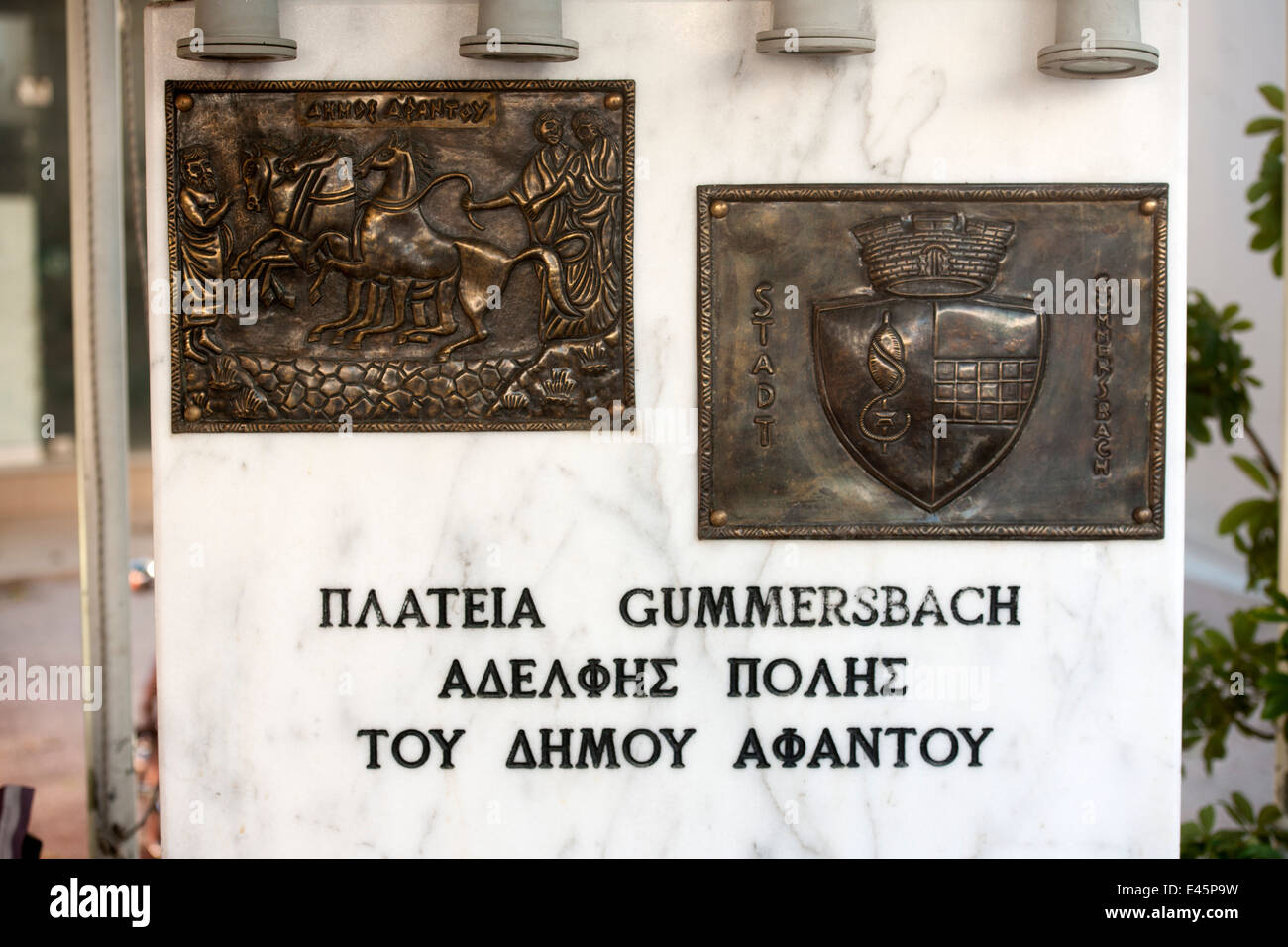 Griechenland, Rhodos, Afandou, Wappen-Tafel mit dem Wappen der Stadt  Gummersbach auf der Platia Gummerbach Stock Photo - Alamy