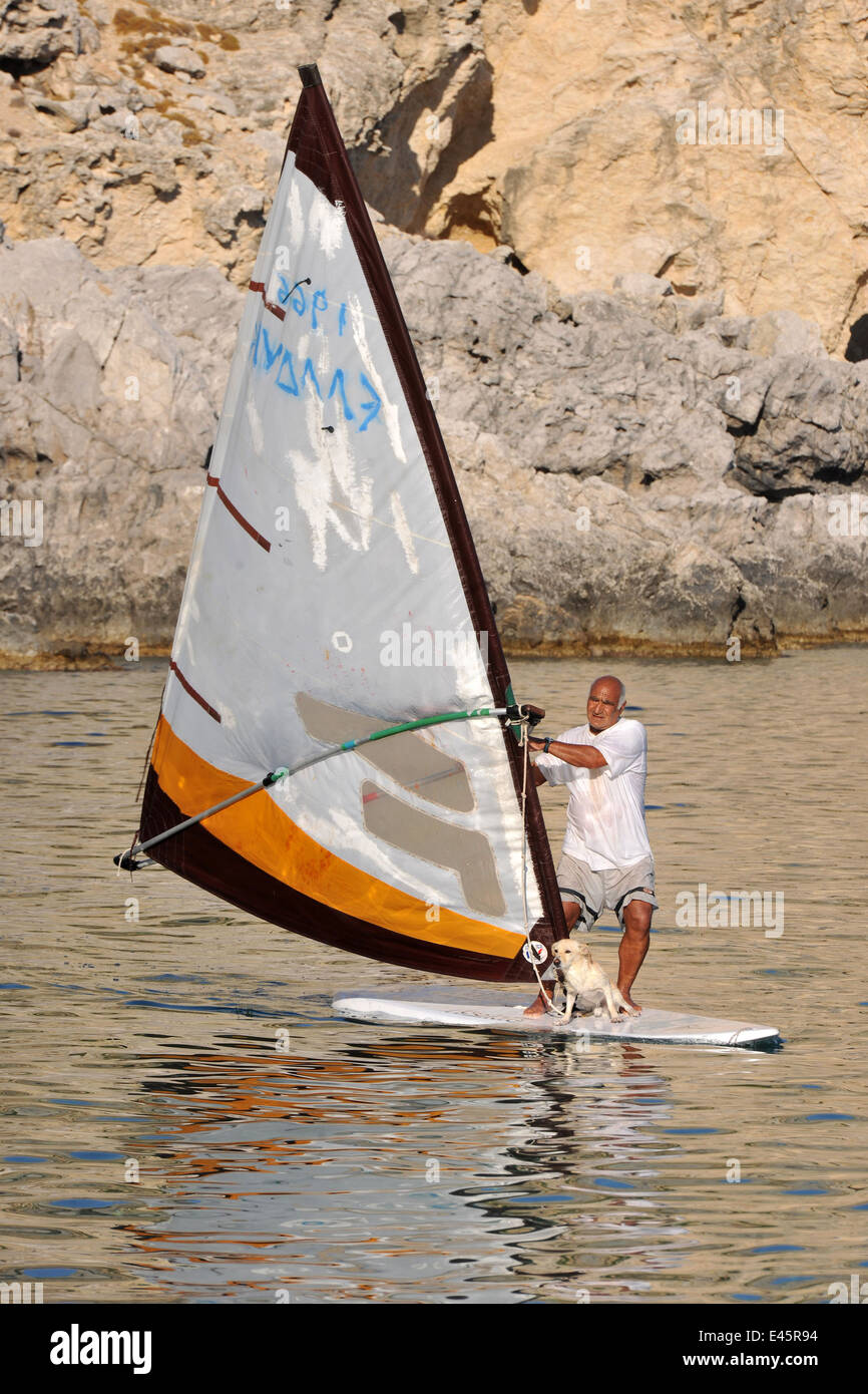 Griechenland, Rhodos, Afandou, Traganou-Strand, Windsurfer mit Hund Stock Photo