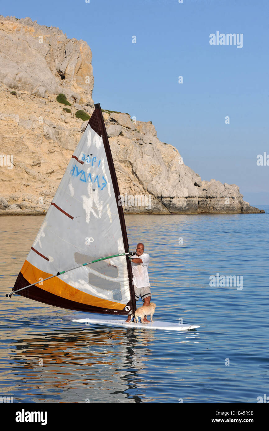 Griechenland, Rhodos, Afandou, Traganou-Strand, Windsurfer mit Hund Stock Photo