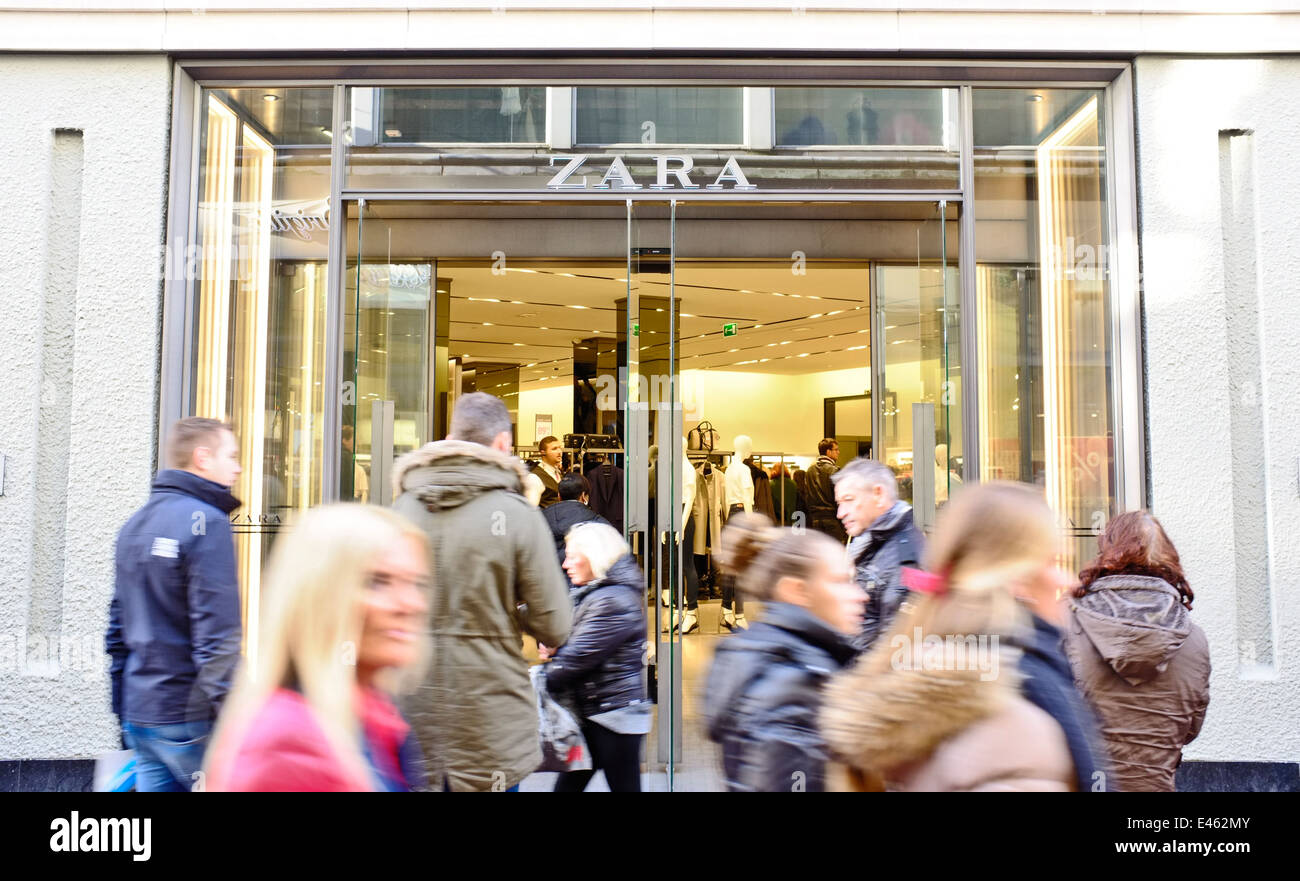 zara store with people passing during shopping, Kalverstraat, amsterdam  Stock Photo - Alamy