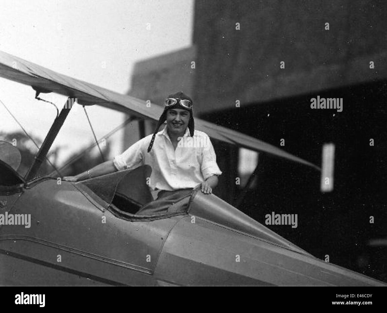 Female pilot smiling in cockpit hi-res stock photography and images - Alamy