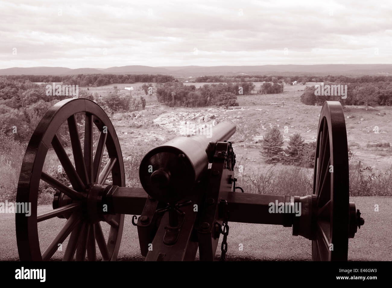 Union Army 10-pounder Parrott Rifle cannon on Little Round Top. Devil's Den is at the left of the cannon muzzle. Gettysburg. Stock Photo