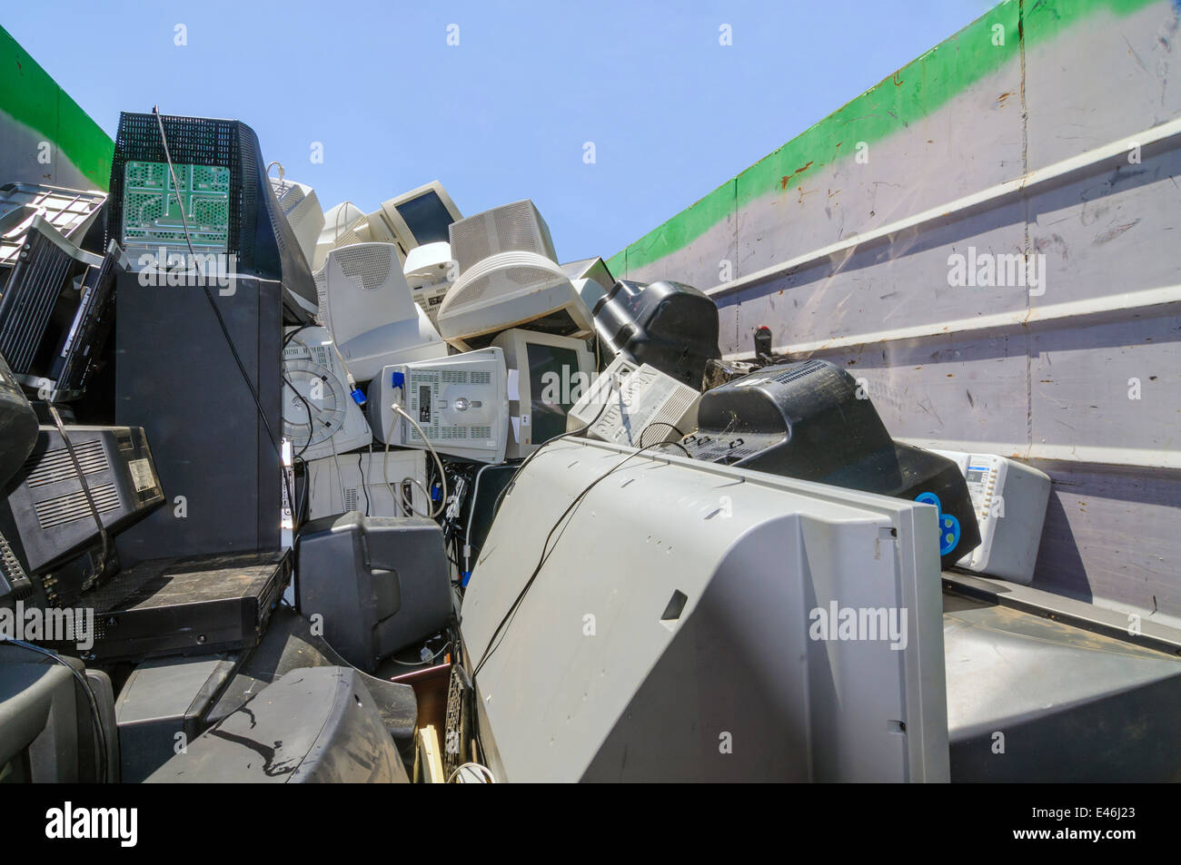 Discarded home electronics hires stock photography and images Alamy