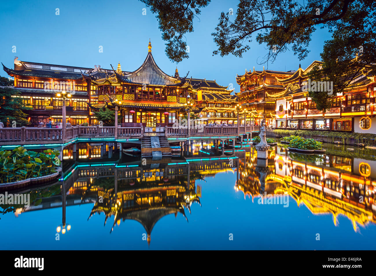Shanghai China At Yuyuan Gardens Stock Photo Alamy Shanghai China At Yuyuan Gardens Stock Photo Alamy