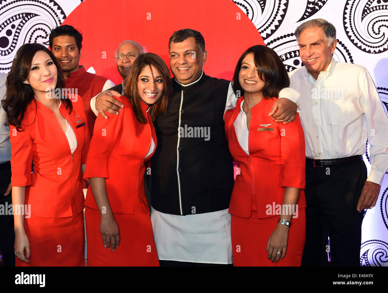 Bangalore, India. 3rd July, 2014. AirAsia's Chief Executive Officer Tony Fernandes (C) and Chairman Emeritus of India's Tata Sons Ltd Ratan Tata (1st R) pose with cabin crew during a press conference to celebrate the launch of Air Asia India in Bangalore, India, July 3, 2014. Credit:  Stringer/Xinhua/Alamy Live News Stock Photo