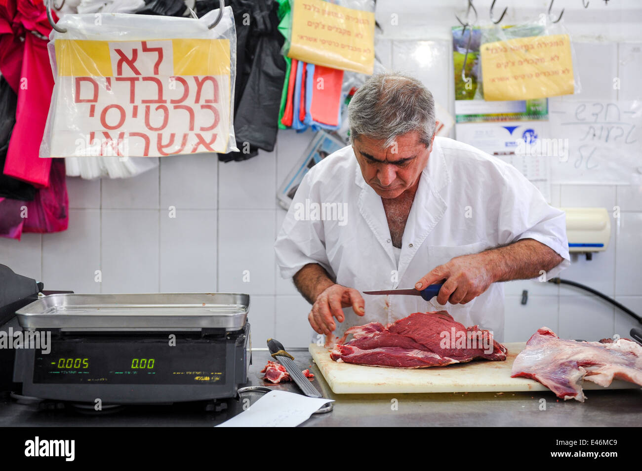 Butcher weighing meat on scale hi-res stock photography and images - Alamy