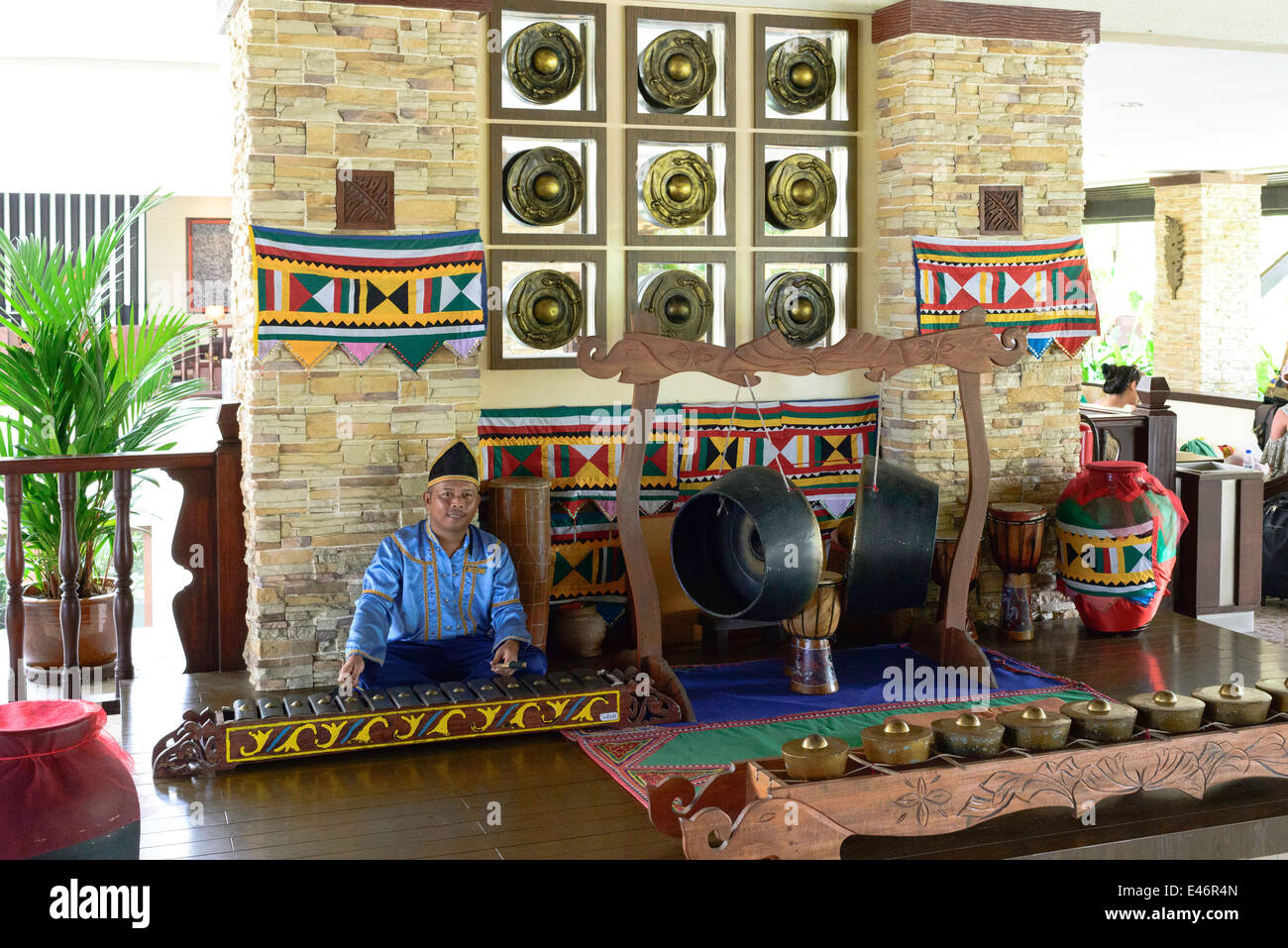 Xylophone player in the reception of the Shangri-La hotel Rasa Ria Resort Borneo Maylasia Stock Photo