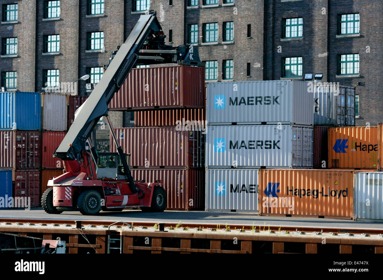 Container handling hi-res stock photography and images - Alamy