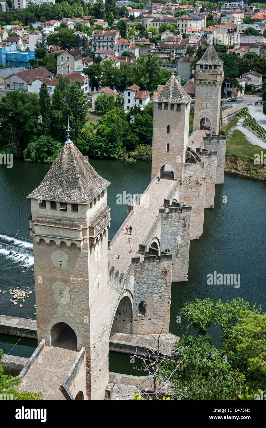 Le pont Valentré / pont du Diable, 14th-century six-span fortified stone arch bridge crossing the Lot River at Cahors, France Stock Photo