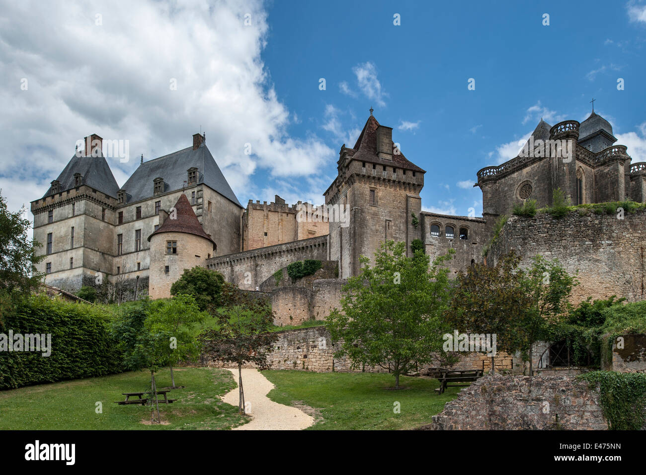 ch-teau-de-biron-medieval-castle-in-the-valley-of-the-l-de-dordogne