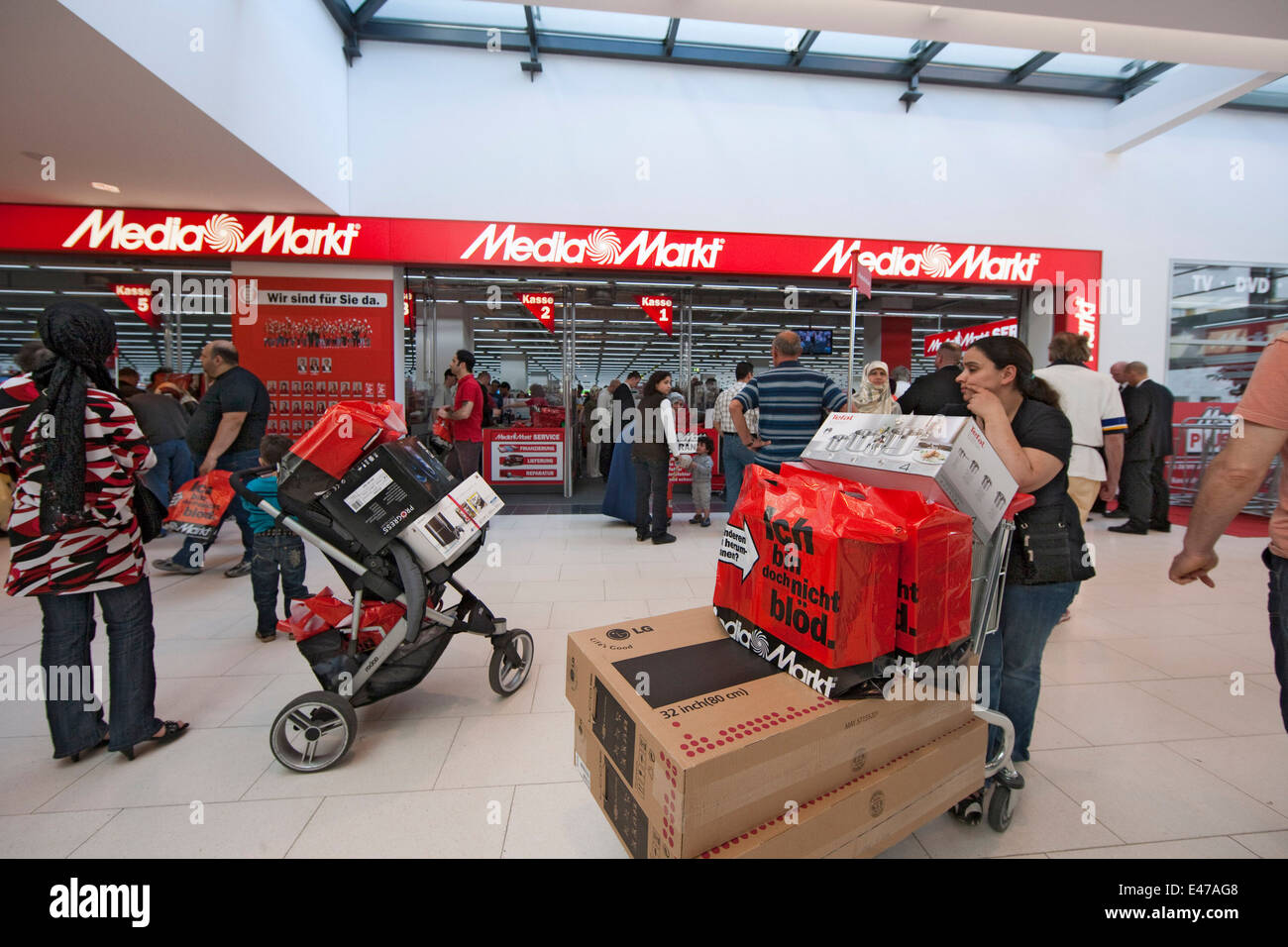 AMSTERDAM, NETHERLANDS - JULY 8, 2017: People walk by Media Markt store in  Amsterdam. Media Markt is the largest consumer electronics store chain in E  Stock Photo - Alamy