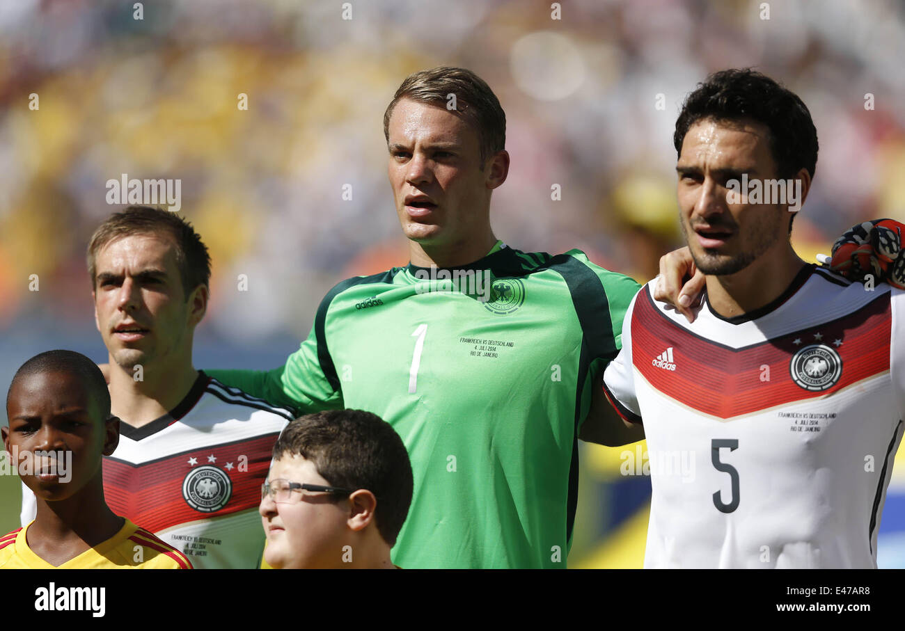 Rio De Janeiro, Brazil. 4th July, 2014. Germany's Philipp Lahm, goalkeeper Manuel Neuer and Mats Hummels (L to R) sing Germany's national anthem before a quarter-finals match between France and Germany of 2014 FIFA World Cup at the Estadio do Maracana Stadium in Rio de Janeiro, Brazil, on July 4, 2014. Credit:  Wang Lili/Xinhua/Alamy Live News Stock Photo