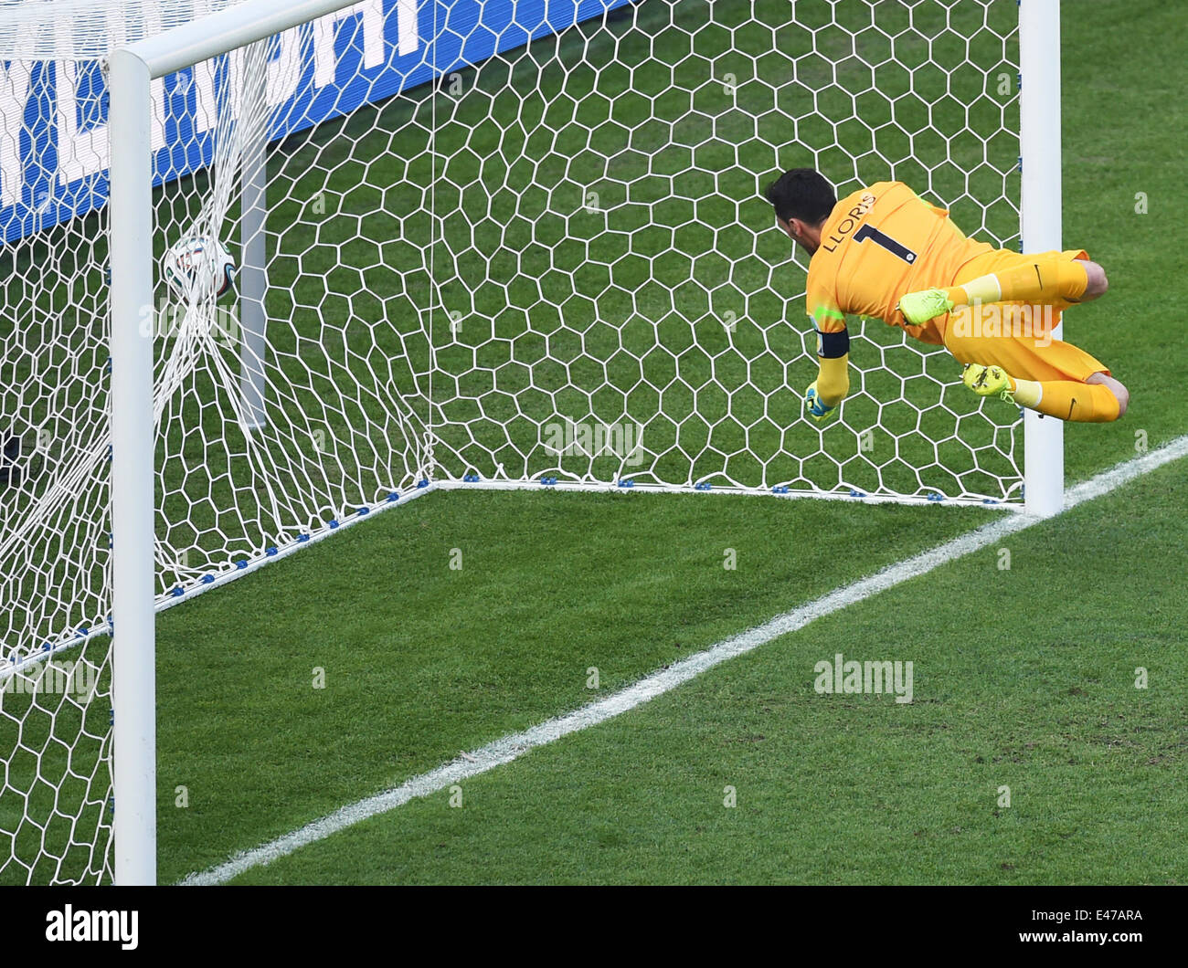 Rio de Janeiro, Brazil. 04th July, 2014. Goalkeeper Hugo Lloris of France can't reach the ball for the 0-1 goal during the FIFA World Cup 2014 quarter final soccer match between France and Germany at Estadio do Maracana in Rio de Janeiro, Brazil, 04 July 2014. Photo: Marcus Brandt/dpa/Alamy Live News Stock Photo