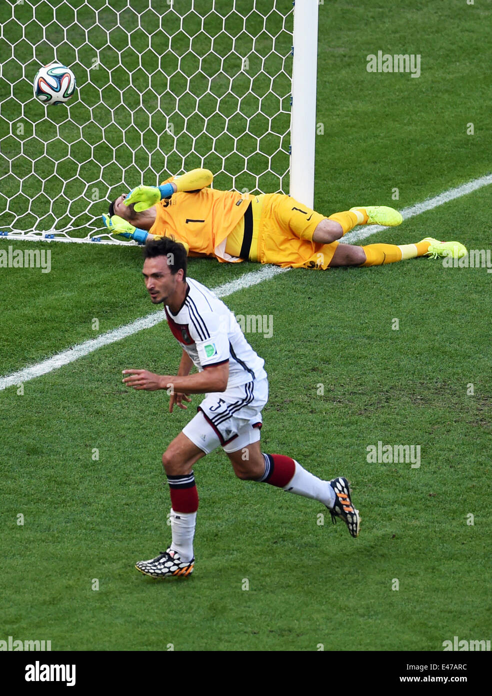 Rio de Janeiro, Brazil. 04th July, 2014. Mats Hummels of Germany scores 0-1 goal against goalkeeper Hugo Lloris (top) of France during the FIFA World Cup 2014 quarter final soccer match between France and Germany at Estadio do Maracana in Rio de Janeiro, Brazil, 04 July 2014. Photo: Marcus Brandt/dpa/Alamy Live News Stock Photo