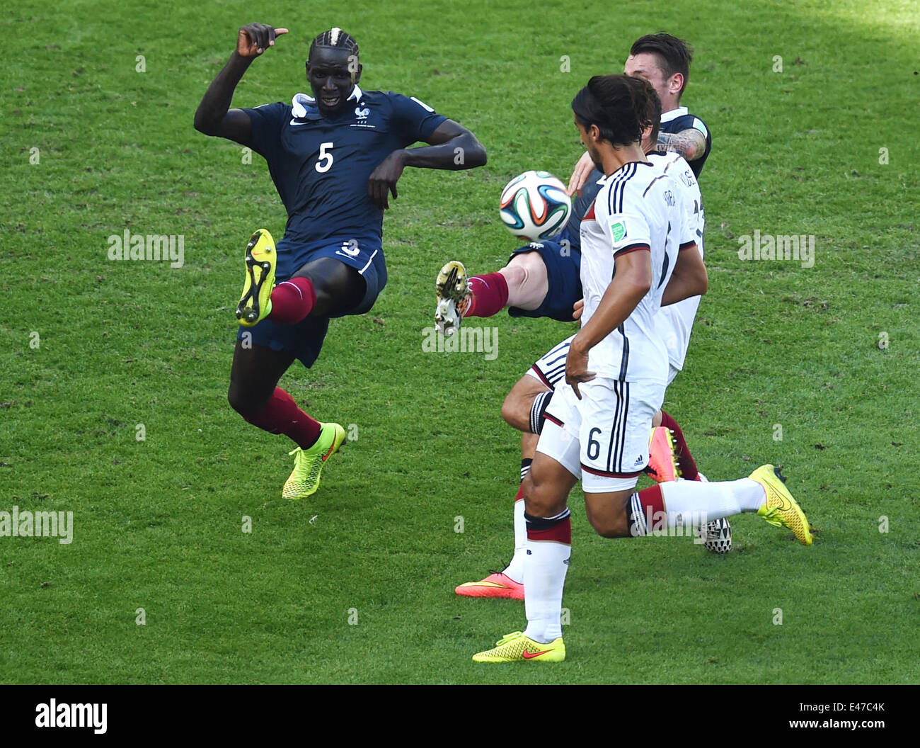 Rio de Janeiro, Brazil. 04th July, 2014. Mamadou Sakho (L) of France and Sami Khedira (R) of Germany vie for the ball during the FIFA World Cup 2014 quarter final soccer match between France and Germany at Estadio do Maracana in Rio de Janeiro, Brazil, 04 July 2014. Photo: Marcus Brandt/dpa/Alamy Live News Stock Photo