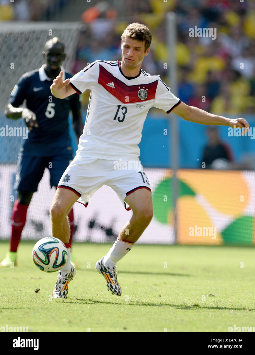 Rio de Janeiro, Brazil. 04th July, 2014. Thomas Mueller (R) of Germany in action during the FIFA World Cup 2014 quarter final soccer match between France and Germany at Estadio do Maracana in Rio de Janeiro, Brazil, 04 July 2014. Photo: Andreas Gebert/dpa/Alamy Live News Stock Photo