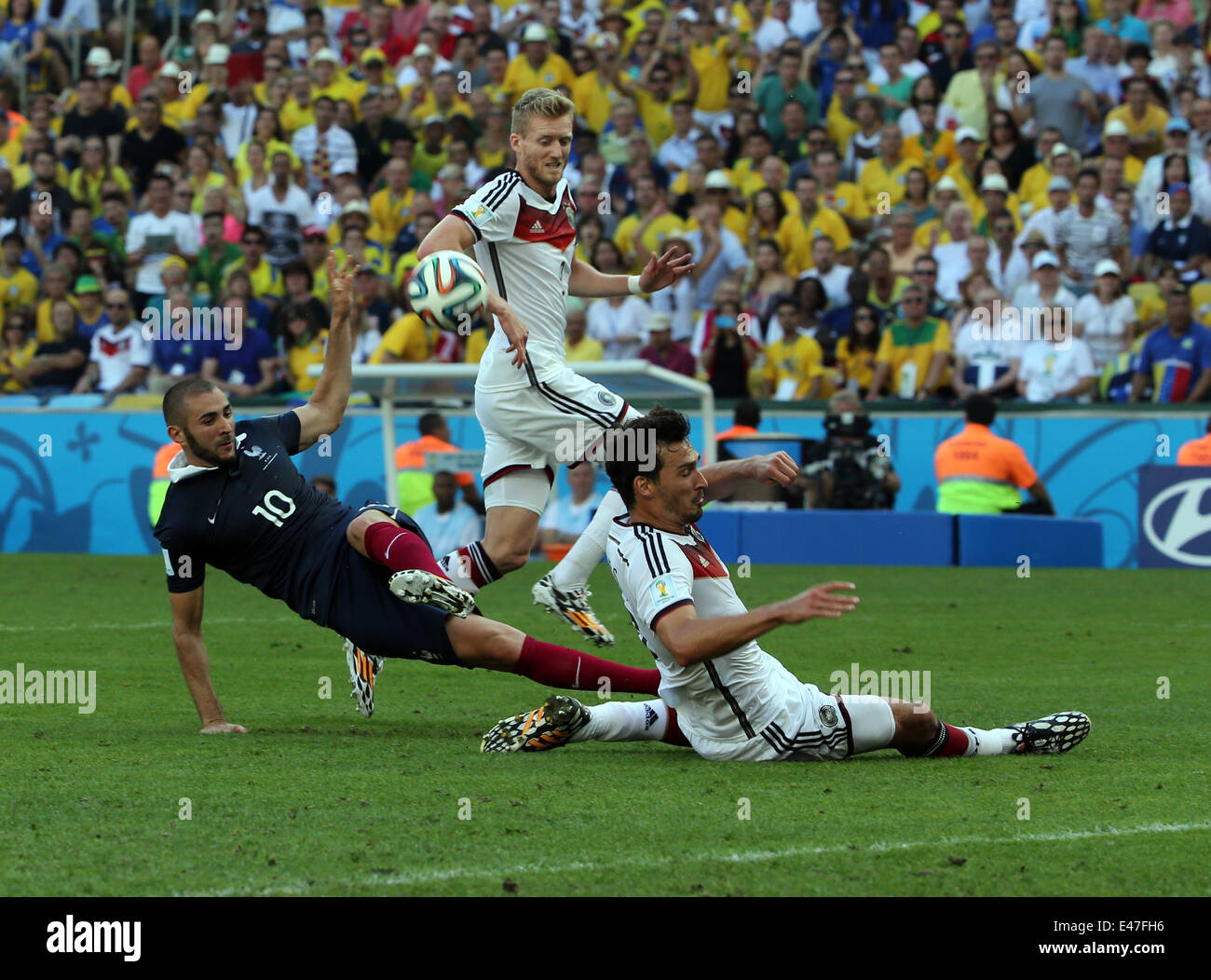 Rio De Janerio, Brazil. 04th July, 2014. FIFA World Cup 2014 quarter final soccer match between France and Germany at Estadio do Maracana in Rio de Janeiro, Brazil. Benzema blocked by Hummels Credit:  Action Plus Sports/Alamy Live News Stock Photo