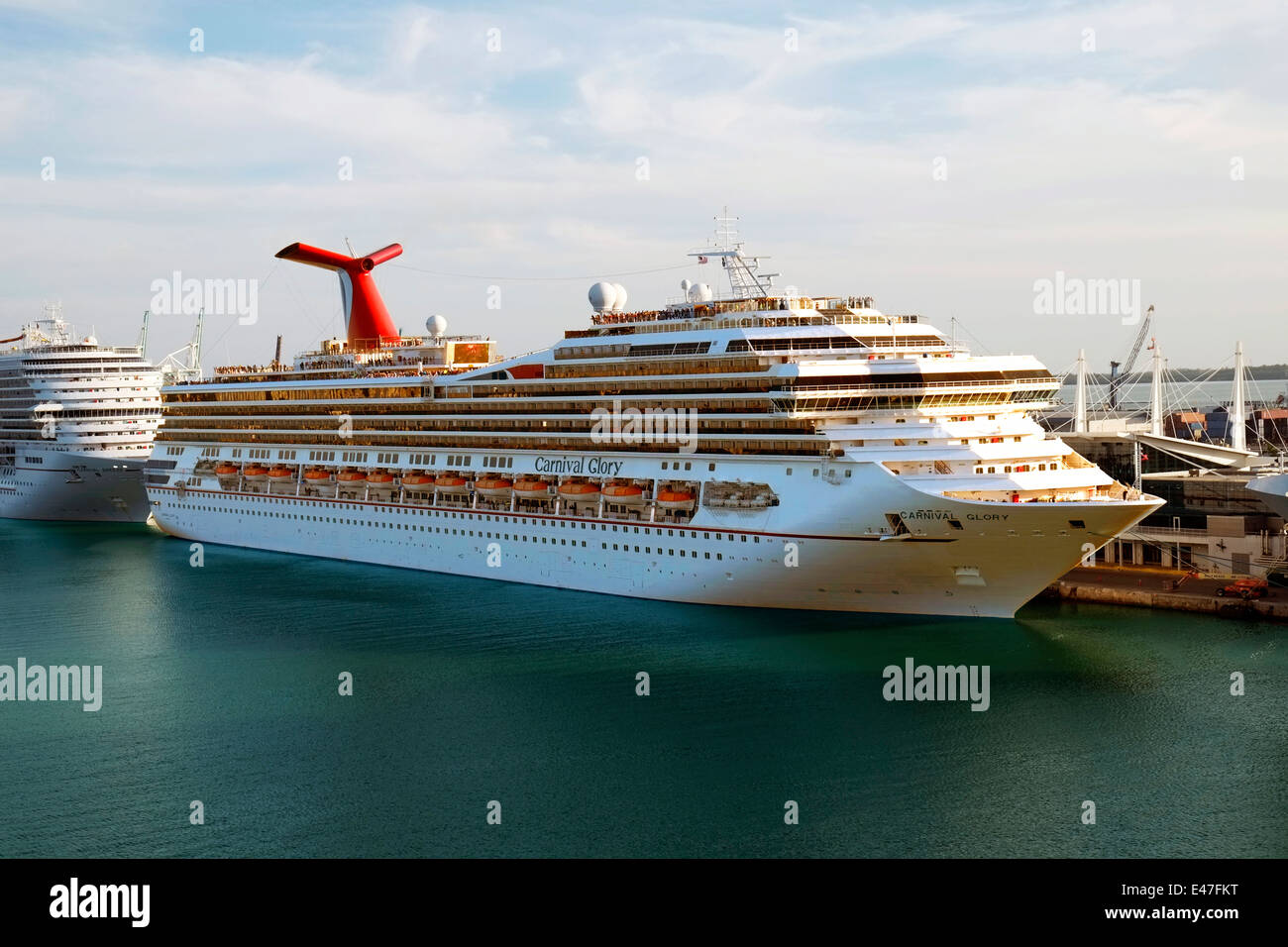 Downtown cruise ship docks hi-res stock photography and images - Alamy