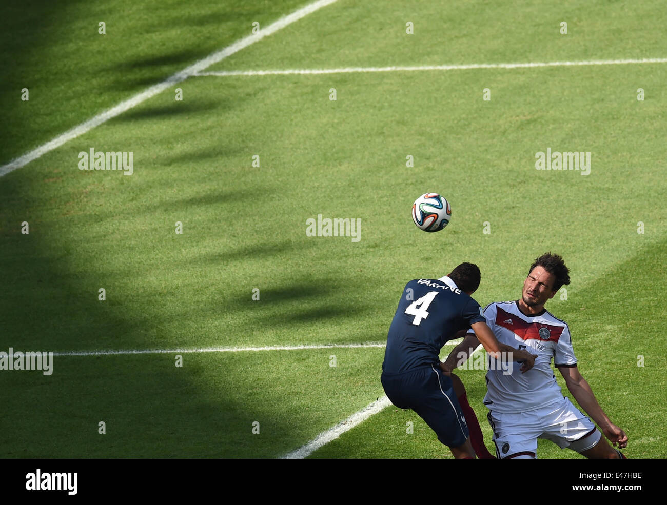 Mats Hummels (R) of Germany scores 0-1 goal against Raphael Varane (L) of France during the FIFA World Cup 2014 round of eigth match in the stadium Estadio do Maracana in Rio de Janeiro, Brazil, 04 June 2014. Photo: Marcus Brandt/dpa (RESTRICTIONS APPLY: Editorial Use Only, not used in association with any commercial entity - Images must not be used in any form of alert service or push service of any kind including via mobile alert services, downloads to mobile devices or MMS messaging - Images must appear as still images and must not emulate match action video footage - No alteration is made  Stock Photo