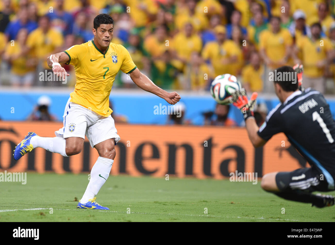 Fortaleza, Brazil. 04th July, 2014. Hulk (L) of Brazil tries to scroe against goalkeeper David Ospina of Colombia during the FIFA World Cup 2014 quarter final match soccer between Brazil and Colombia at the Estadio Castelao in Fortaleza, Brazil, 04 July 2014. Photo: Marius Becker/dpa/Alamy Live News Stock Photo