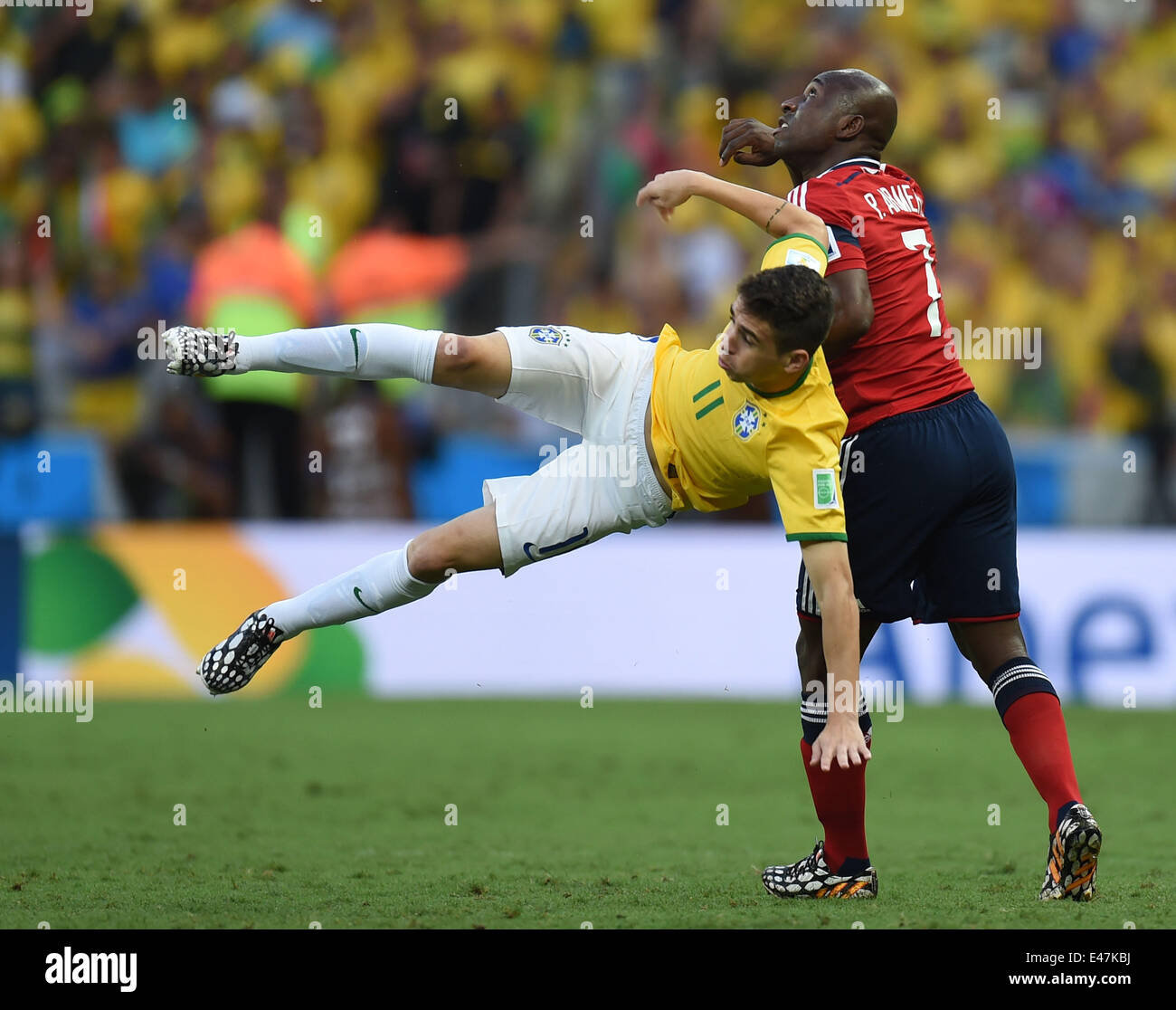 Fortaleza, Brazil. 4th July, 2014. Brazil's Oscar (L) vies with Colombia's Pablo Armero during a quarter-finals match between Brazil and Colombia of 2014 FIFA World Cup at the Estadio Castelao Stadium in Fortaleza, Brazil, on July 4, 2014. Credit:  Li Ga/Xinhua/Alamy Live News Stock Photo