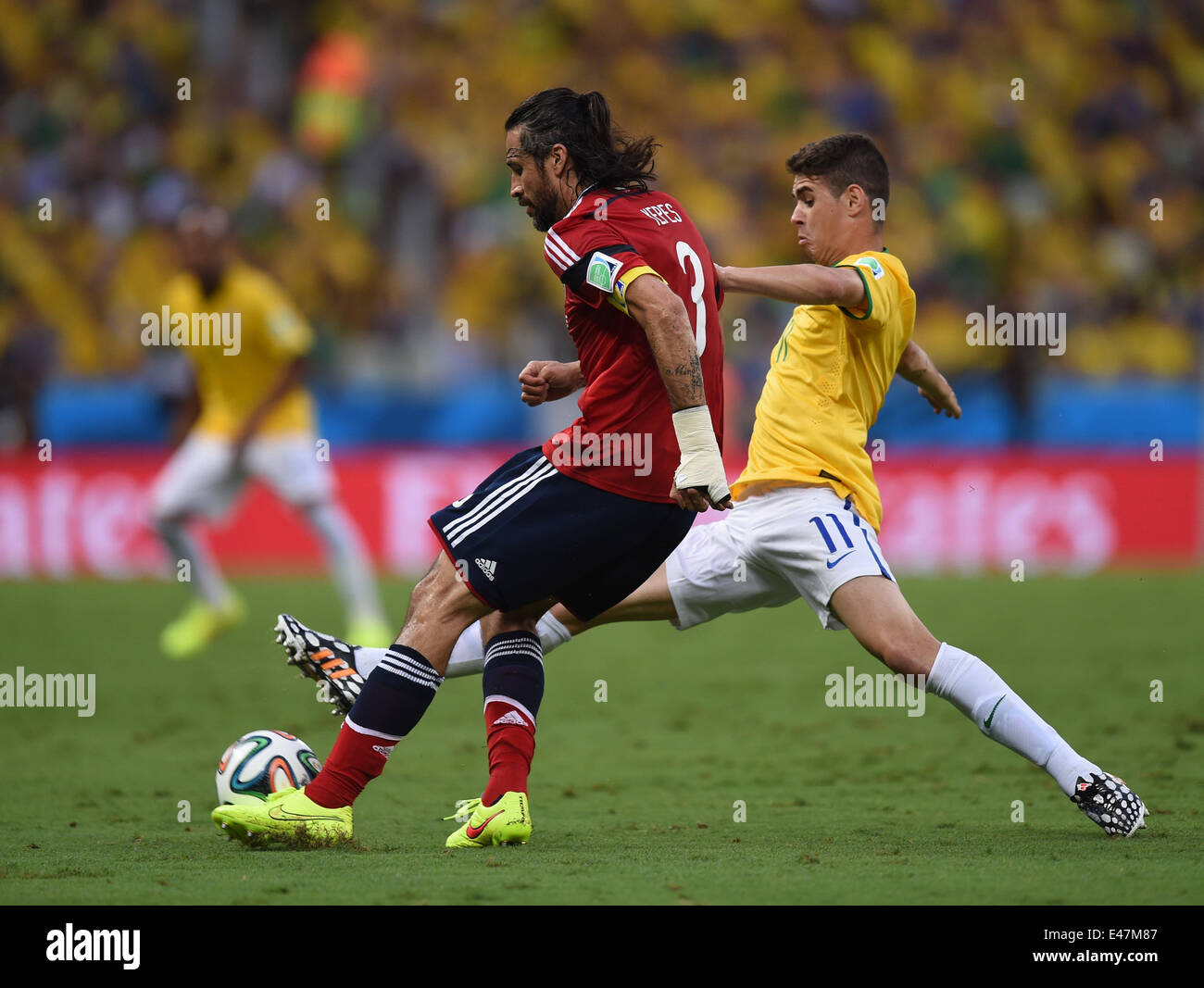 Fortaleza, Brazil. 04th July, 2014. Oscar (R) of Brazil and Mario Yepes of Colombia vie for the ball during the FIFA World Cup 2014 quarter final match soccer between Brazil and Colombia at the Estadio Castelao in Fortaleza, Brazil, 04 July 2014. Photo: Marius Becker/dpa/Alamy Live News Stock Photo