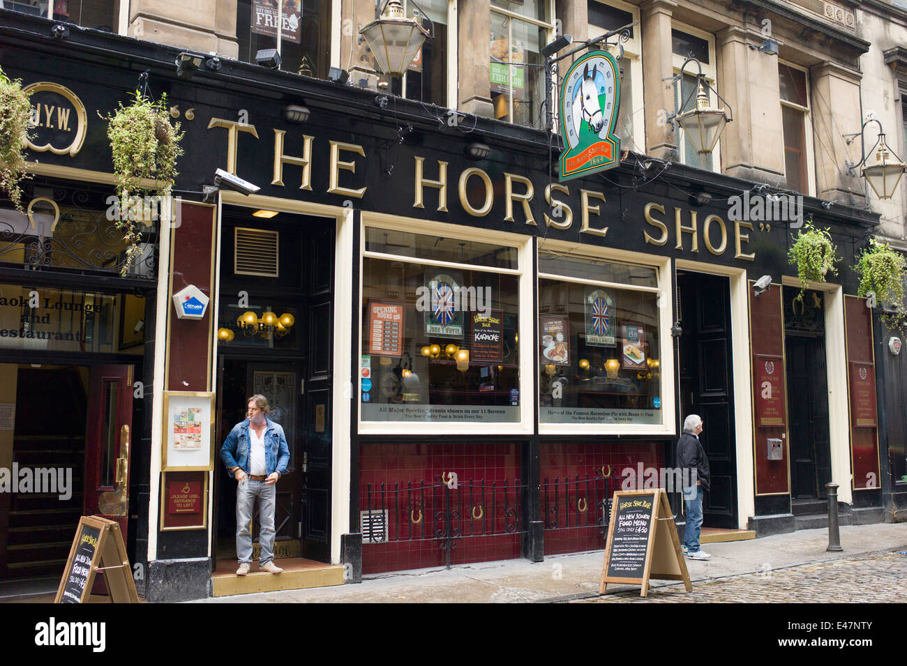 Customers at the Horse Show public house, traditional pub, in Drury Street off Buchanan Street in Glasgow, SCOTLAND, UK Stock Photo