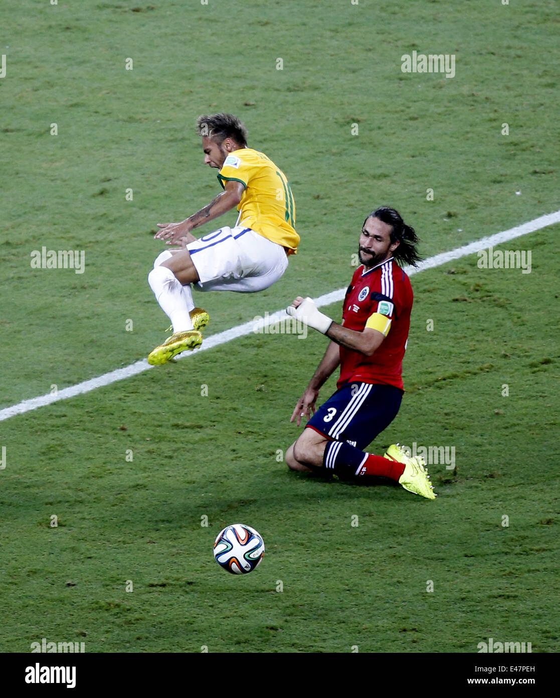 Fortaleza, Brazil. 4th July, 2014. Brazil's Neymar (L) vies with Colombia's Mario Yepes during a quarter-finals match between Brazil and Colombia of 2014 FIFA World Cup at the Estadio Castelao Stadium in Fortaleza, Brazil, on July 4, 2014. Brazil won 2-1 over Colombia and qualified for semi-finals on Friday. Credit:  Liao Yujie/Xinhua/Alamy Live News Stock Photo