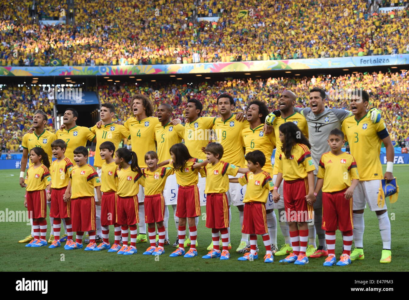 Fortaleza, Brazil. 04th July, 2014. Brazil's players Neymar Jr (L-R), Hulk,  Oscar, David Luiz, Fernandinho, Paulinho, Fred, Marcelo, Maicon and  goalkeeper Julio Cesar and Thiago Silva sing the national anthem prior to, image size:1300x955