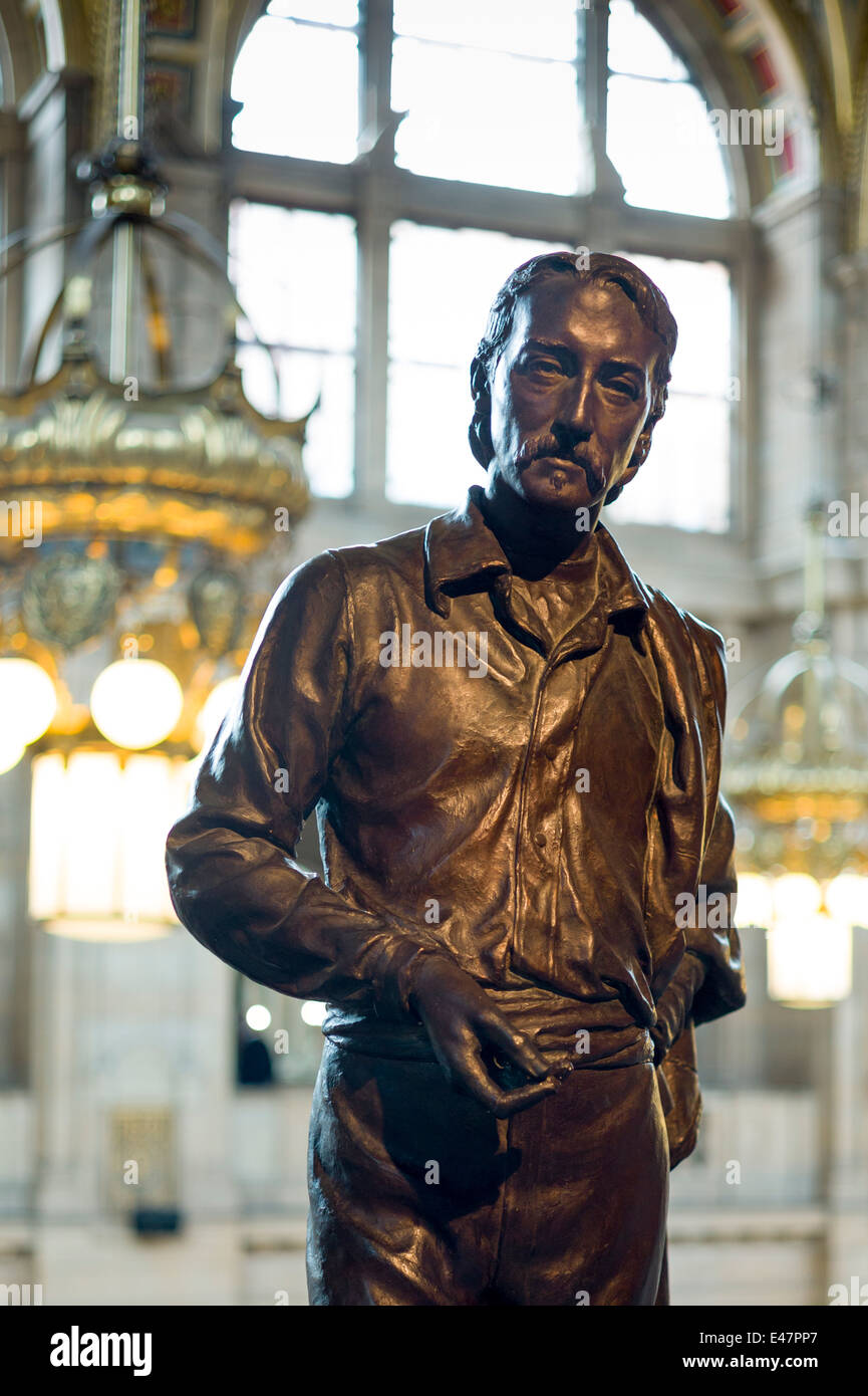 Sculpture of famous Scot, the writer and poet Robert Louis Stevenson at Kelvingrove Art Gallery and Museum in Glasgow, SCOTLAND Stock Photo