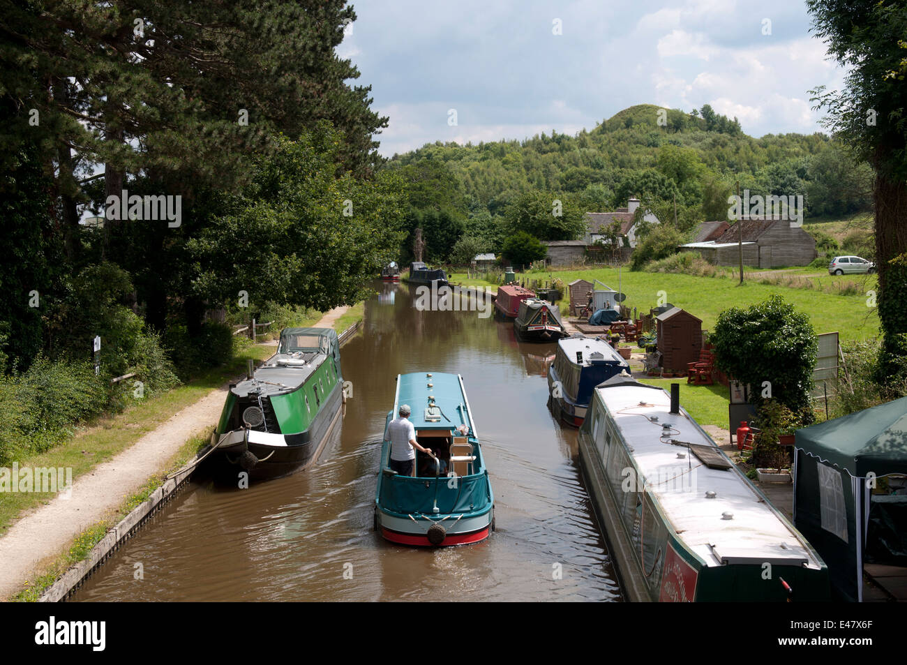 The Coventry Canal at Hartshill with Juddies Mountain in the distance, Warwickshire, England, UK Stock Photo